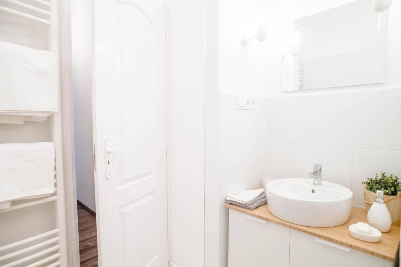 Comfy, Renewed 3 Bedroom Apt In Center Budapest Bagian luar foto